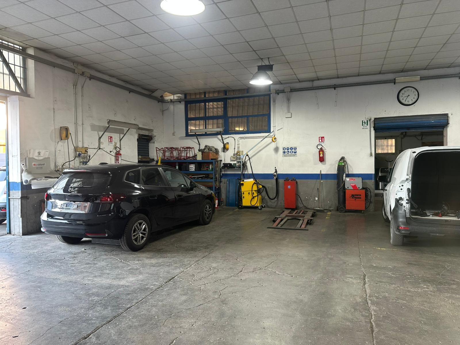 Reparto della carrozzeria attrezzato per ammaccature e piccoli ritocchi